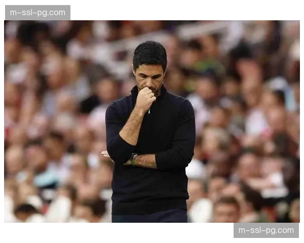 特写：终场哨响，瓜迪奥拉与阿尔特塔长时间交流，讨论比赛节奏控制